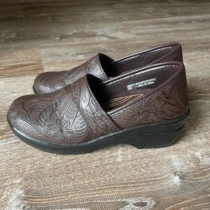 Easy Works By Easy Street Womens Lyndee Clogs